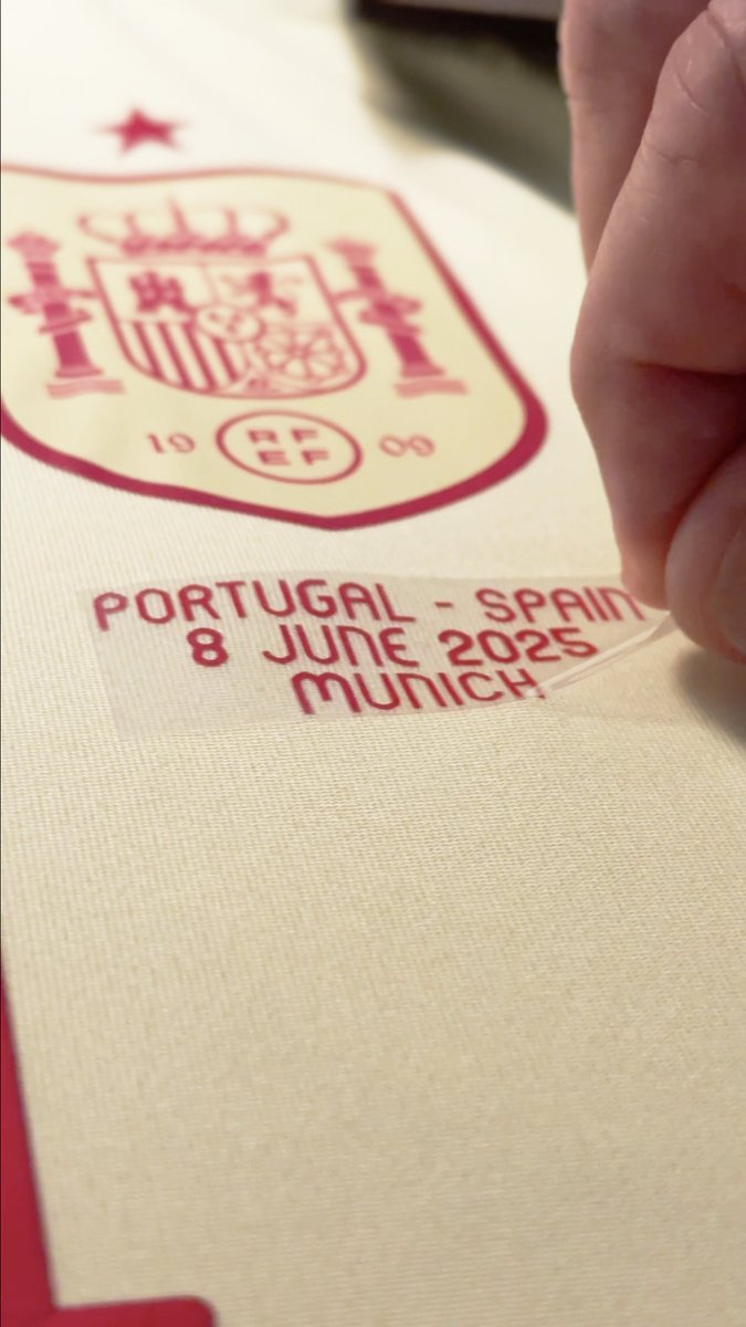 Nuestra piel adidas_ES para 𝗟𝗔 𝗙𝗜𝗡𝗔𝗟. Con este #ASMR te enseñamos cómo se estampa en la camiseta el nombre de los dos rivales, la fecha y el escenario del partido. #VamosEspaña | #NationsLeague