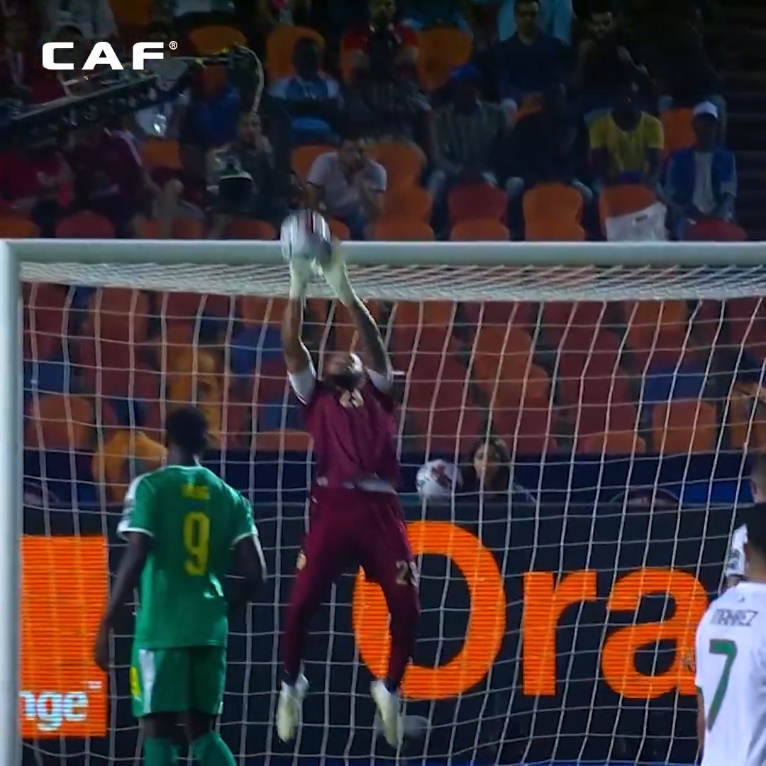 Raïs M'Bolhi knows a thing or two about showing up in big games. 🧤🇩🇿 #TotalEnergiesAFCON