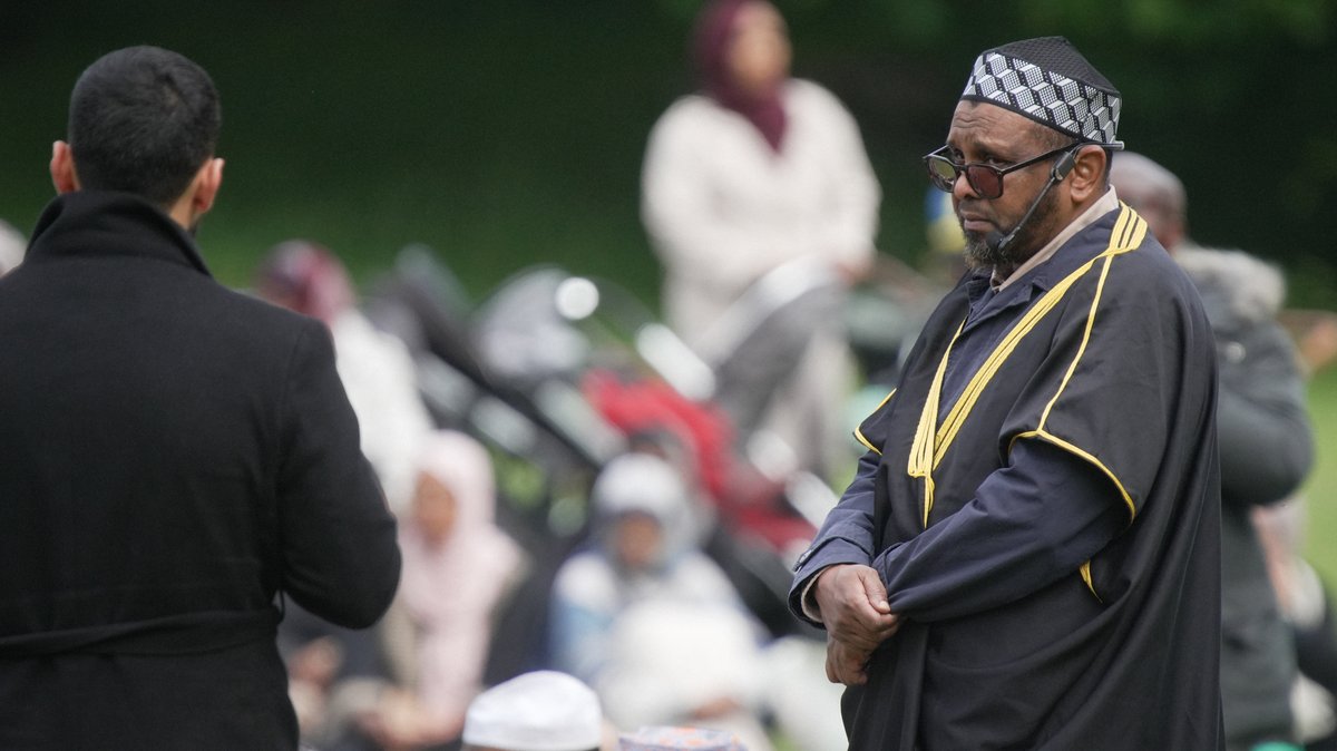 Islamismen är en tickande bomb! Under helgens massbön i Göteborg uppmanade imamen sina anhängare att bli “aktiva medborgare”. Strax innan hade Vänsterpartiets riksdagsledamot Tony Haddou manat till att “sätta press på regeringen”. Folkutbytet är ett faktum – och islamisterna mobiliserar redan för att vinna nästa val. ▹ Läs mer: ▹ Bli prenumerant (60 kr/mån) för att ta del av exklusivt innehåll och för att stödja min journalistik, eller swisha ett bidrag till 123-697 89 69.