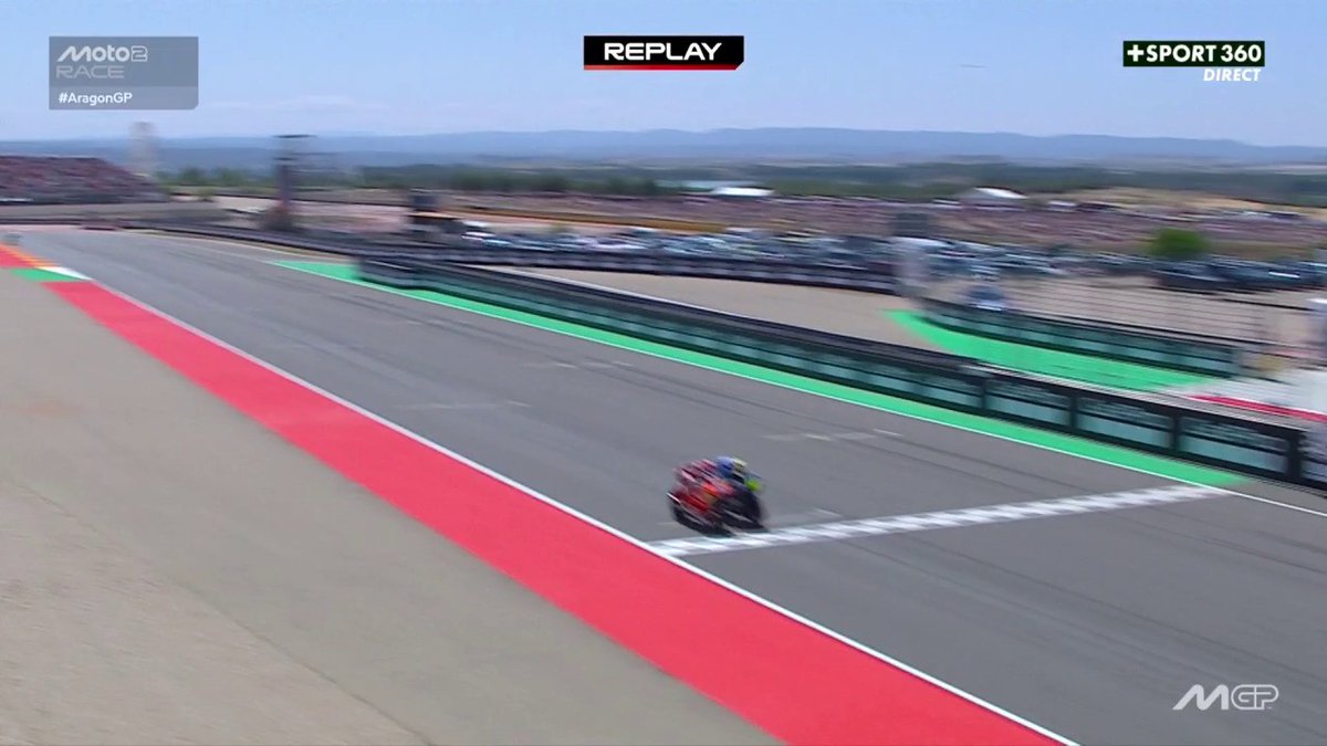 0.003s 🤯🤯🤯 Le finish le plus SERRÉ de l'histoire en Moto2, tout simplement 😱 #AragonGP | #Moto2