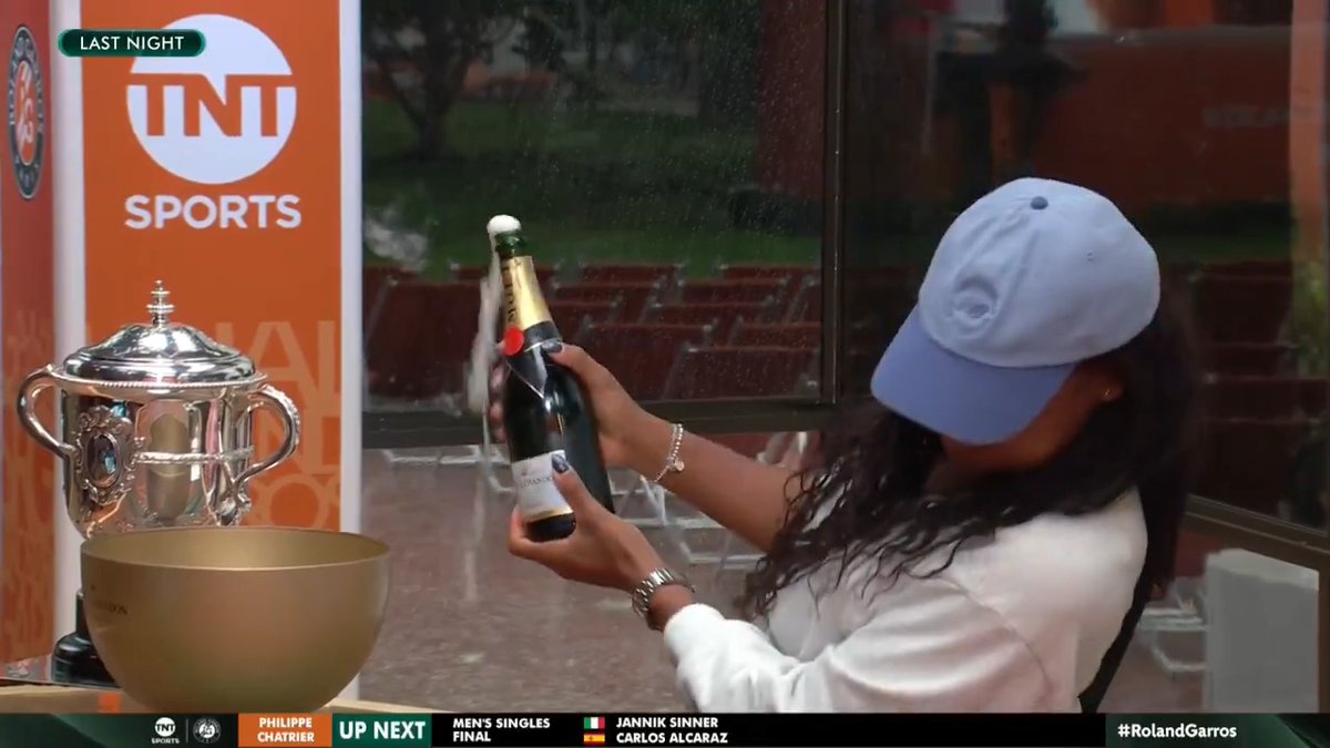Coco Gauff popped her first ever bottle after winning the Roland-Garros Championship 🍾😂