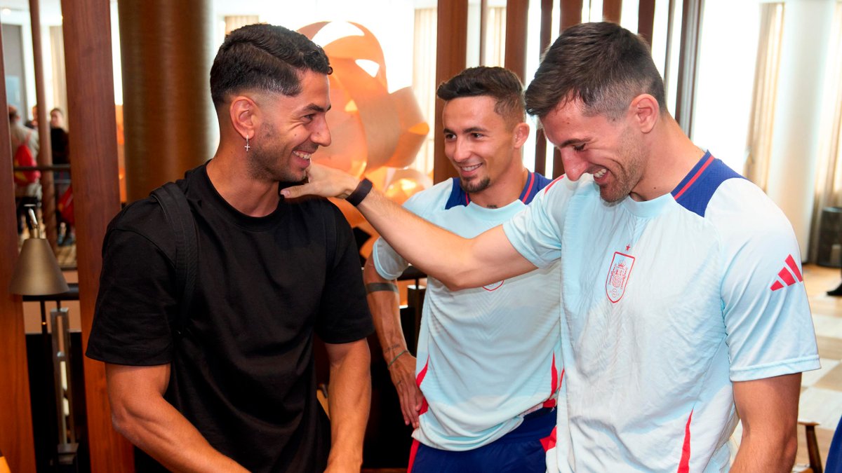 Hoy ante Portugal seremos más de 26 jugadores. Ayoze Perez, que ha llegado justo para la última charla técnica y Aymeric Laporte, que vuela en estos momentos hacia aquí, estarán con nosotros en la final. 💪🏼 ¡¡Con vosotros somos aún más fuertes!! #VamosEspaña | #NationsLeague