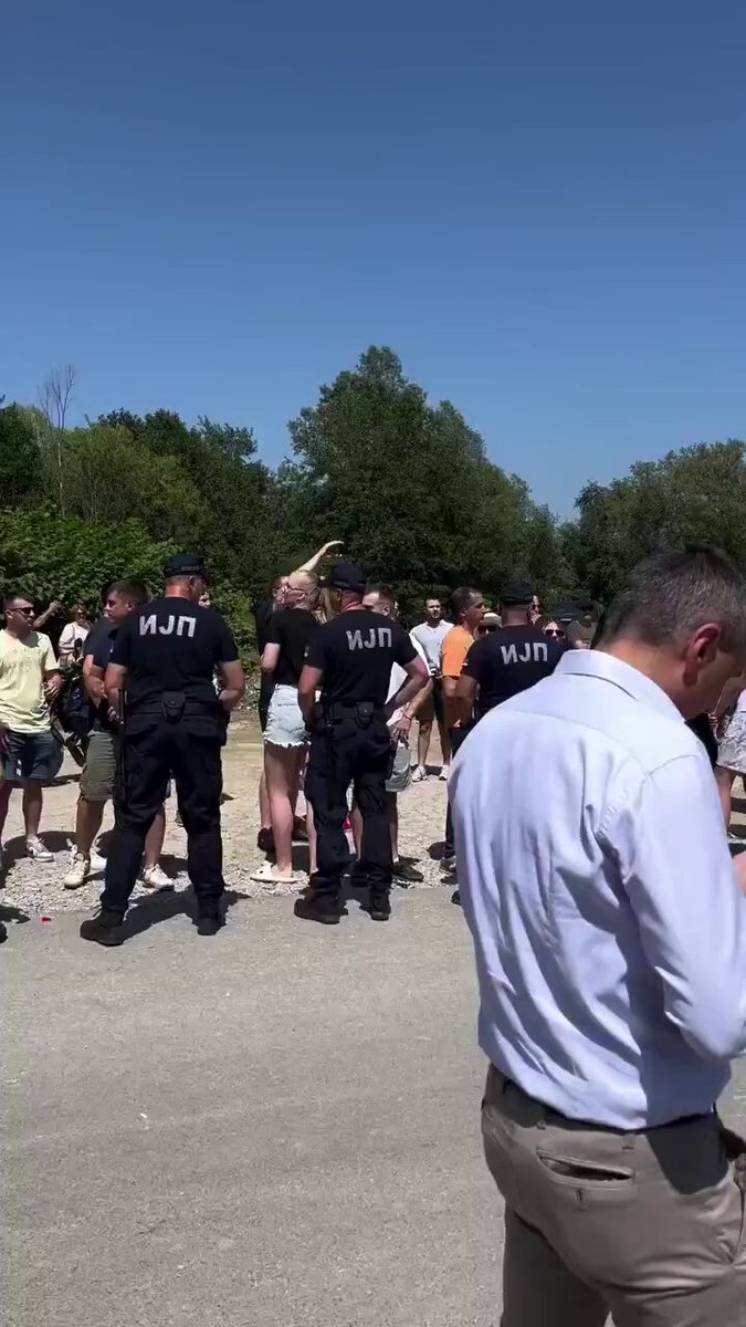 Policija pravi prostora da Ćaci-naci pobegnu.