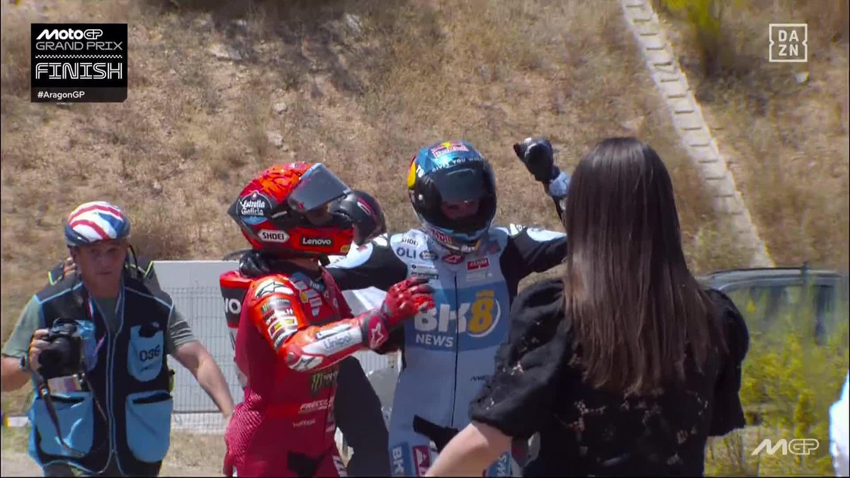 Dos hermanos desatados, celebrando con su gente y montando un show como solo ellos saben🕺🏻✨ NAH, LOS MÁRQUEZ ARE ON FIRE 🔥 Marc Márquez Alex Márquez #AragonGP 🇪🇸 #MotoGP 🏁