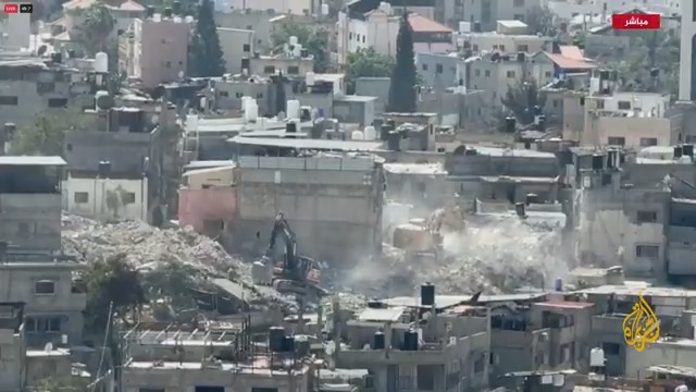 قوات الاحتلال الإسرائيلي استأنفت صباح اليوم عمليات هدم منازل الفلسطينيين في مخيم طولكرم شمالي الضفة الغربية، وأخطرت بهدم 106 مبان في مخيمي طولكرم ونور شمس ما أسفر عن تهجير قسري لنحو 25 ألف فلسطيني #حرب_غزة #الأخبار