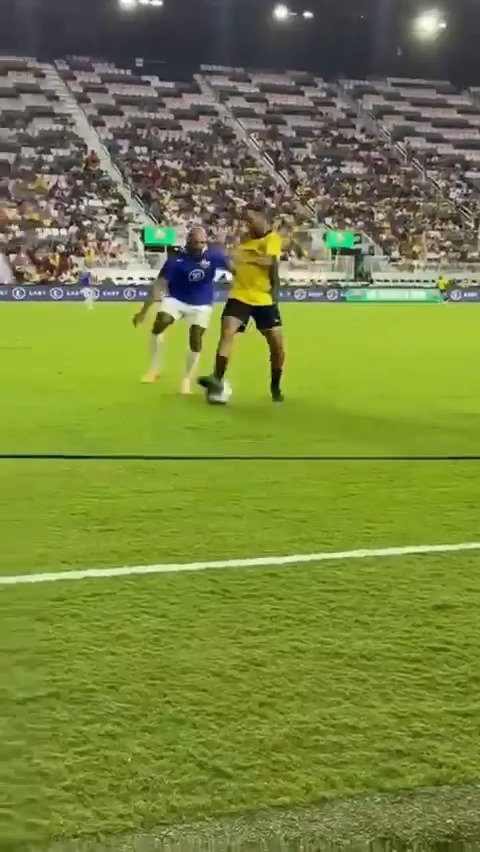 El guardaespaldas de Messi tuvo que enfrentarse a Ronaldinho Gaúcho en el campo de juego... y no la pasó tan bien que digamos.