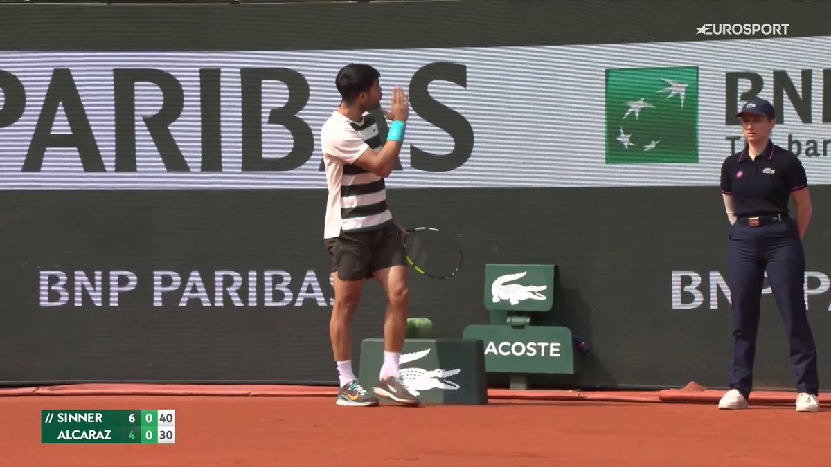🗣️ "¡Esa derecha no puedo hacerla!" 🗣️ "¿Por qué hago lo contrario?" Los gritos de frustración de Alcaraz con su equipo #RolandGarros