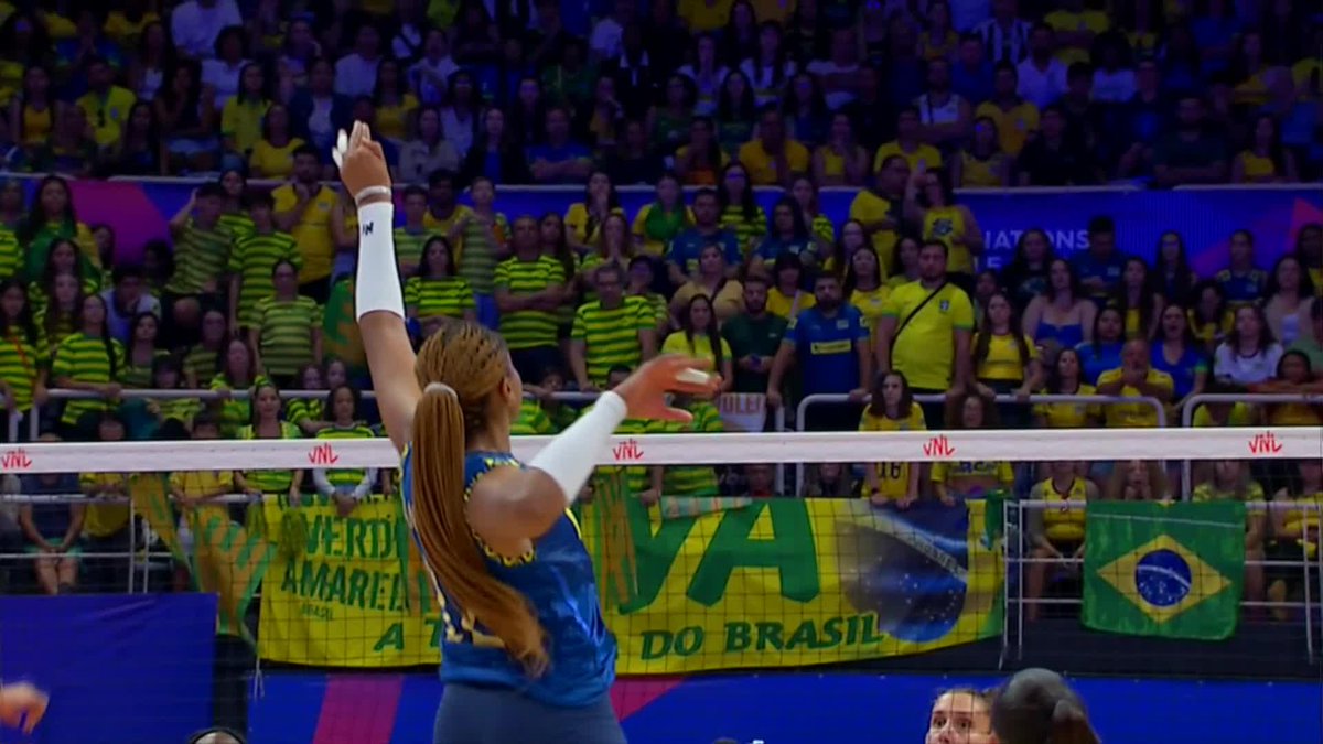 #VNL2025: ITALY 🇮🇹 DOMINATES IN RIO 💥 ITALY 🇮🇹 3-0 🇧🇷 BRAZIL A huge statement from the Azzurre as they sweep Brazil 🇧🇷 in straight sets! Bold serves, strong defense, and ice-cold finishing sealed the win. 📺 Watch it all on VBTV. 🏐 #BePartOfTheGame #Volleyball #Pallavolo