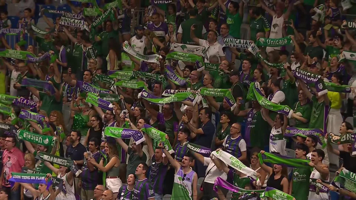 💚 Todo el Martín Carpena cantando el himno de UnicajaCB Pelos de punta ✨ 📺 Vamos #PlayoffLigaEndesa | #ConectaConTuPasion