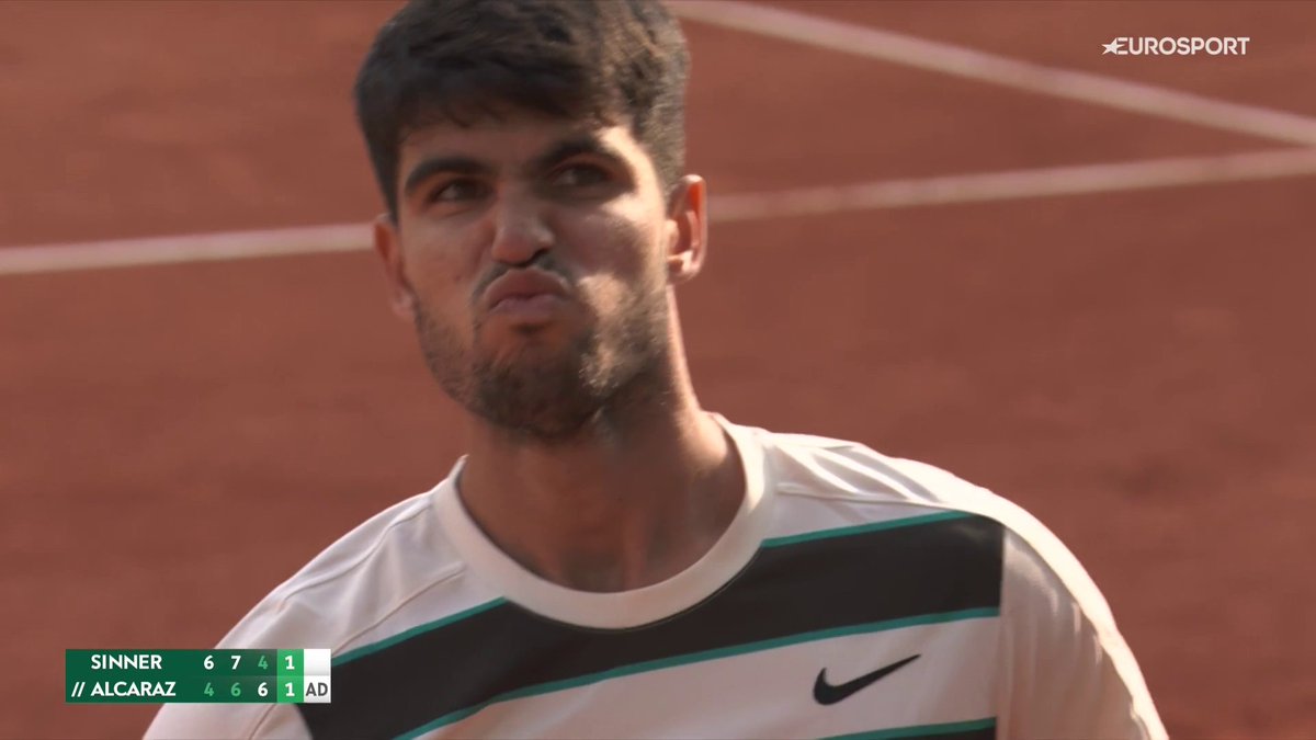 😳 EN QUÉ MOMENTO, CARLOS 🔥 Alcaraz la clava en la línea en un punto de esos que puede valer el set... y que por ahora ya le ha dado el juego #RolandGarros