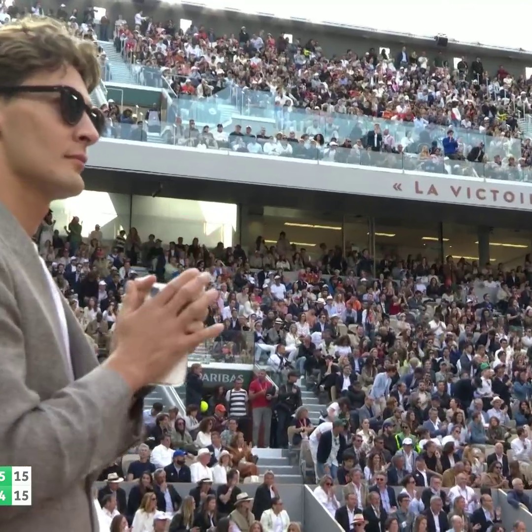 A standing ovation from George Russell! 👏 Incredible tennis from the 2 again, and Sinner wins the point with a beautiful drop shot 😍 #RolandGarros