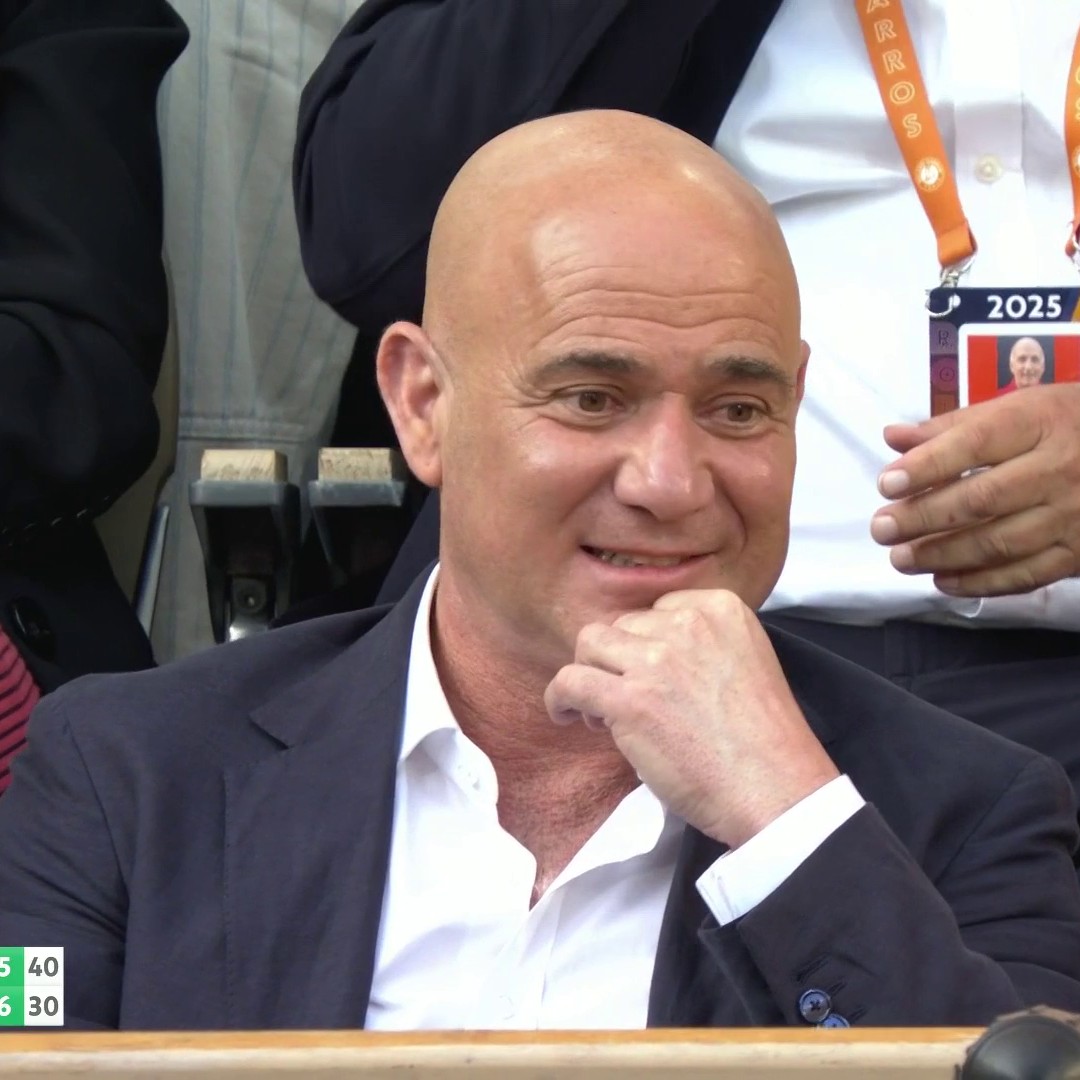 Andre Agassi cannot believe what he's seeing here on Philippe-Chatrier ๐ฑ๐คฉ #RolandGarros