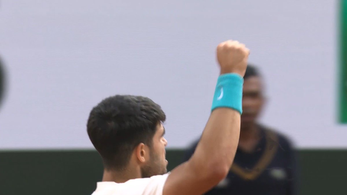 And Alcaraz gets the first break in the final set 🇪🇸 #RolandGarros