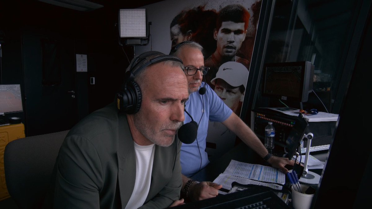 🔥 Así se vivió el 𝒎𝒐𝒎𝒆𝒏𝒕𝒂𝒛𝒐 en la cabina de Eurosport.es en París en el que Carlos Alcaraz conquista el cuarto set ante Jannik Sinner 🙌 ¡Qué manera de vivirlo, Fernando Ruiz &amp; Alex Corretja! #RolandGarros