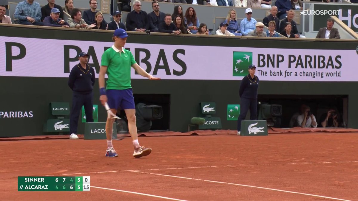 Che signore Sinner 🎩 Dopo il gesto di Alcaraz, Jannik risponde da campione assoluto chiamando la palla out in un momento cruciale del match 👏🏻 #EurosportTennis #RolandGarros