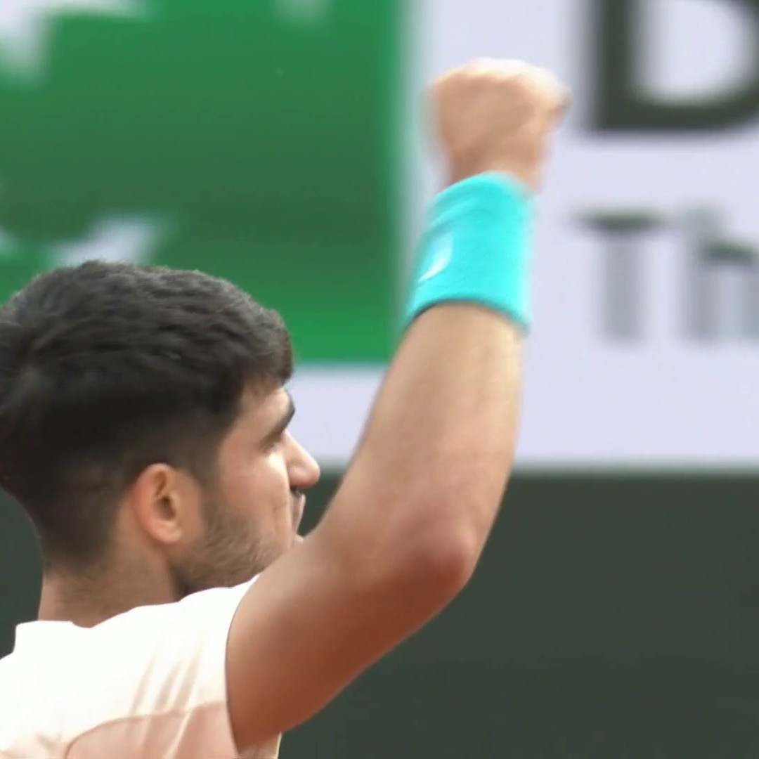 WE ARE WITNESSING AN ALL-TIME CLASSIC ON PHILIPPE-CHATRIER 🔥 Carlos Alcaraz breaks Jannik Sinner in the 1st game of the 5th set 🤯 📺 You can watch the deciding set live on TNT Sports & discovery+ UK! #RolandGarros