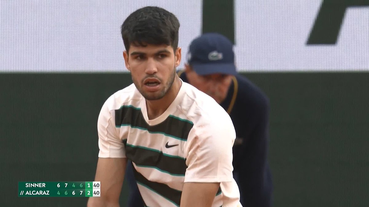 Carlos Alcaraz with an OUTRAGEOUS drop shot against Jannik Sinner at Roland Garros. The best drop shot in tennis. The control it took to pull this off… Just ridiculous. 🤯🤯🤯🤯