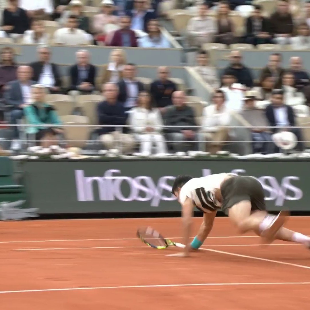 Carlos Alcaraz 👏 The Spaniard is on his knees stretching for Sinner's return, and he manages to get there and drop it just over the net 🔥 #RolandGarros