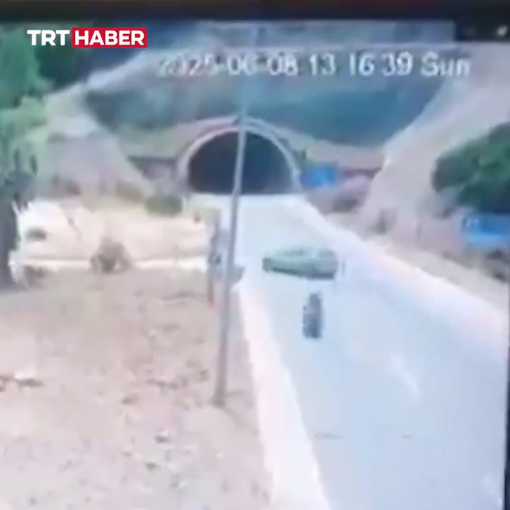 Antalya'da girilmez levhasına rağmen sol şeride geçmeye çalışan araca motosiklet çarptı. Kaza yapan motosikletteki 2 genç hayatını kaybetti, otomobil ve diğer motosiklette bulunan 4 kişi yaralandı.