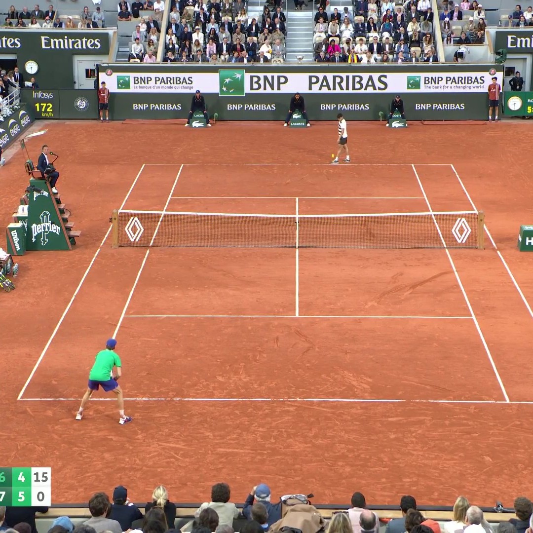 JANNIK SINNER IS NOT DONE YET 👏 Incredible athleticism by the Italian to get to the drop shot and come within an inch of breaking back! 🔥 #RolandGarros