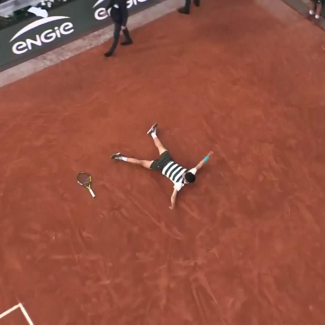 Five hours and 30 minutes later 😫 The moment Carlos Alcaraz won back-to-back #RolandGarros titles. 𝐎𝐍𝐄 𝐎𝐅 𝐓𝐇𝐄 𝐆𝐑𝐄𝐀𝐓𝐄𝐒𝐓 𝐌𝐀𝐓𝐂𝐇𝐄𝐒 𝐄𝐕𝐄𝐑 👏 Tennis is in safe hands 🙌
