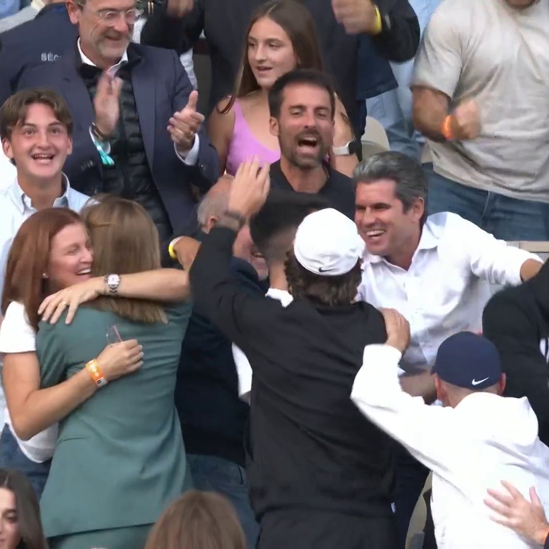 And this is how Carlos Alcaraz did it 🔥 Fitting of the quality of the game, a smashing forehand down the line gave him a 10-2 victory in the FIRST Championship tie-break in Roland-Garros history 🏆 #RolandGarros