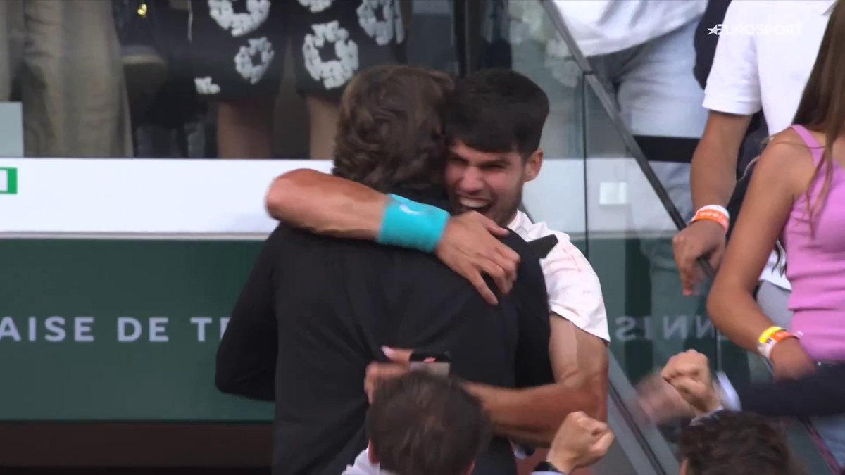 🥹 El mejor momento de todo momento ganador: 𝒄𝒆𝒍𝒆𝒃𝒓𝒂𝒓𝒍𝒐 𝒄𝒐𝒏 𝒍𝒐𝒔 𝒕𝒖𝒚𝒐𝒔 🙌 ¡Qué lo disfrutes, Carlos Alcaraz! #RolandGarros