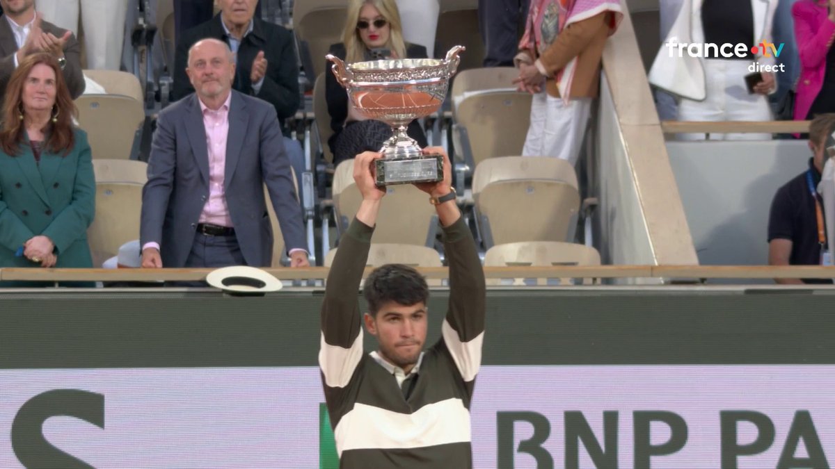 #RolandGarros | 🏆 Un an après son premier titre, Carlos Alcaraz soulève à nouveau la Coupe des Mousquetaires sur le Central ! 📺 Le direct :