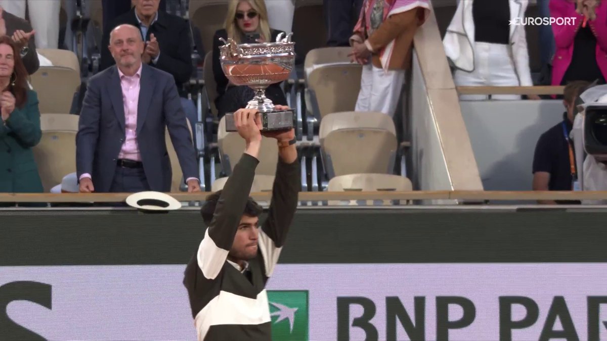 ✨ Carlos Alcaraz tocando el cielo de París DEL HOMENAJE A NADAL, AL HOMENAJE AL TENIS DE CARLOS ALCARAZ LEVANTANDO OTRO ROLAND GARROS 🇪🇸 🎾 La legendaria final de #RolandGarros, en los canales de Eurosport.es disponibles en DAZN