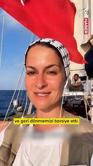 Soykırımcı İsrail, Gazze'ye yardım taşıyan Madleen gemisini tehdit ediyor. 📌"İsrail Savunma Bakanı Katz, geri dönmemizi tavsiye etti. Geri dönmeyeceğiz! Silahsızız, barışçılız." 📌"Gazze için buradayız, sessiz kalmayı reddediyoruz. Katliam durmalı, dünya harekete geçmeli!"
