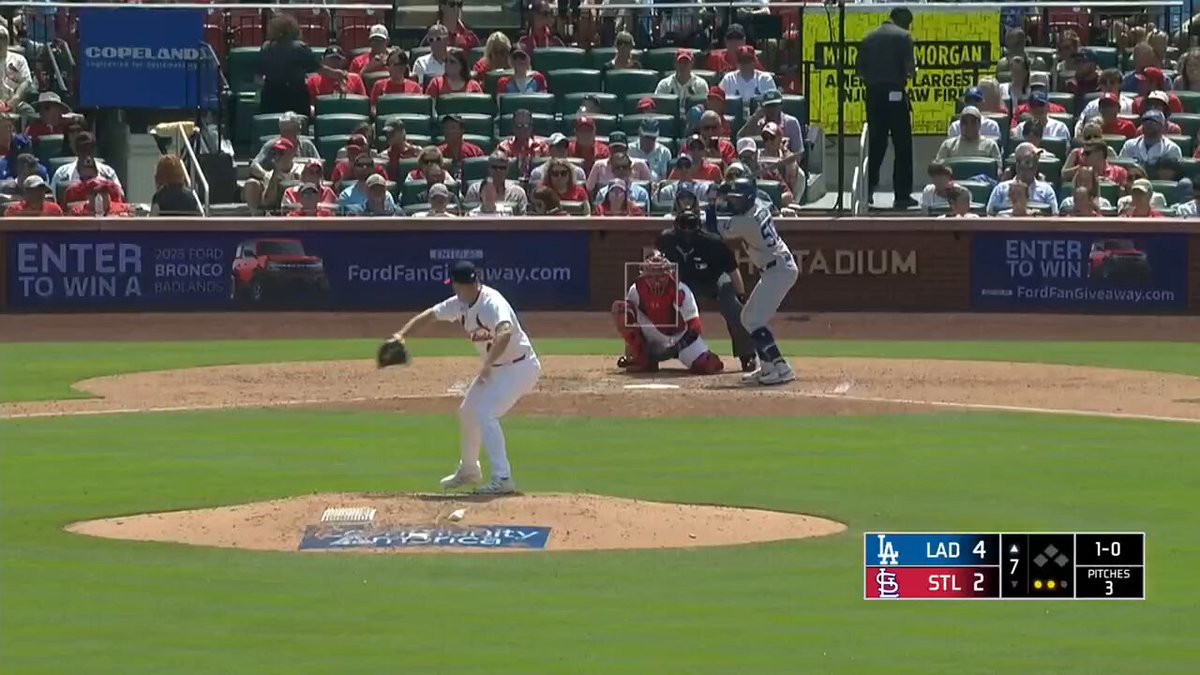 Mookie Betts sneaks one over the wall to extend the Los Angeles Dodgers lead 💪