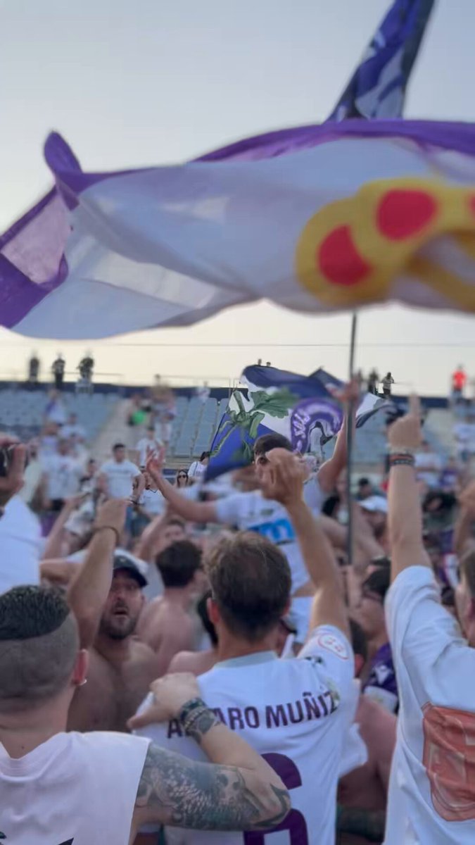 📹 | Este momento de Curro Burgos Barrionuvo es 𝐥𝐚 𝐯𝐢𝐯𝐚 𝐢𝐦𝐚𝐠𝐞𝐧 del sentimiento puro por este 𝐂𝐋𝐔𝐁, 𝐄𝐒𝐂𝐔𝐃𝐎 𝐘 𝐀𝐅𝐈𝐂𝐈𝐎́𝐍 𝐂𝐄𝐍𝐓𝐄𝐍𝐀𝐑𝐈𝐀 💜 𝗩𝗮𝗺𝗼𝘀 𝗮 𝗽𝗼𝗿 𝗲𝗹 𝘁𝗿𝗮𝗺𝗼 𝗳𝗶𝗻𝗮𝗹 𝘁𝗼𝗱𝗼𝘀 𝗷𝘂𝗻𝘁𝗼𝘀 🤲🏼🦎 #FuimosSomosSeremos #Playoff