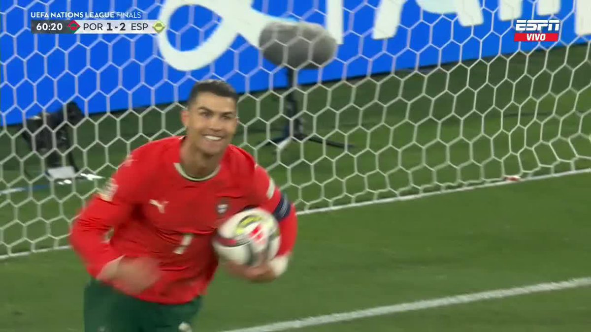 AY MI MADRE EL BICHO🫡🔥 CRISTIANO RONALDO DICE PRESENTE Y YA LO EMPATA 2-2.🇵🇹🐐 ▶️ Más #NationsLeague en vivo por #DisneyPlus
