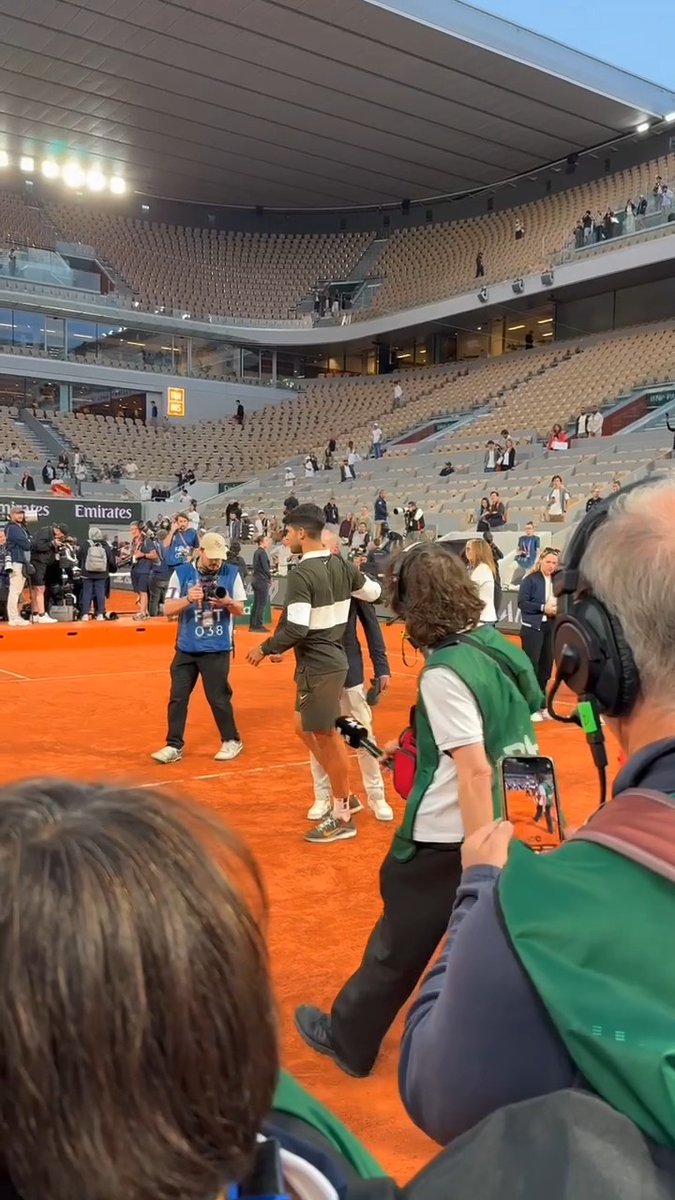 🥰 ¿Qué podemos decir ya de este dúo? 🫂 El abrazo de Carlos Alcaraz a Alex Corretja tras ganar #RolandGarros