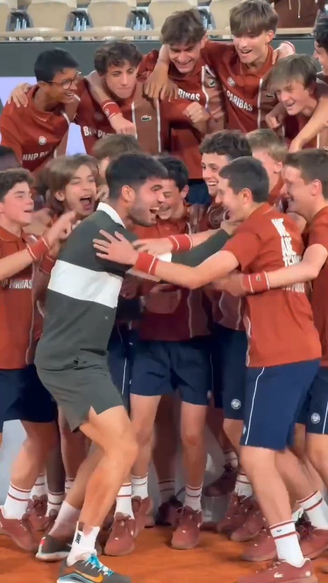 😂 Es un niño como ellos, qué grande eres Carlos Alcaraz #RolandGarros