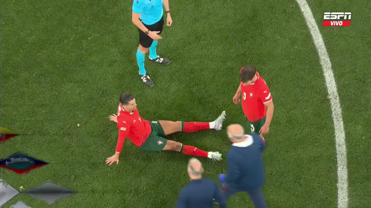 "LESIONADO" Porque Cristiano Ronaldo sintió una molestia y se fue reemplazado sobre el final del partido de Portugal y España en la final de la UEFA Nations League. La edad no perdona, aún así le bastó para cogerse a los españoles el portugués pijudo.