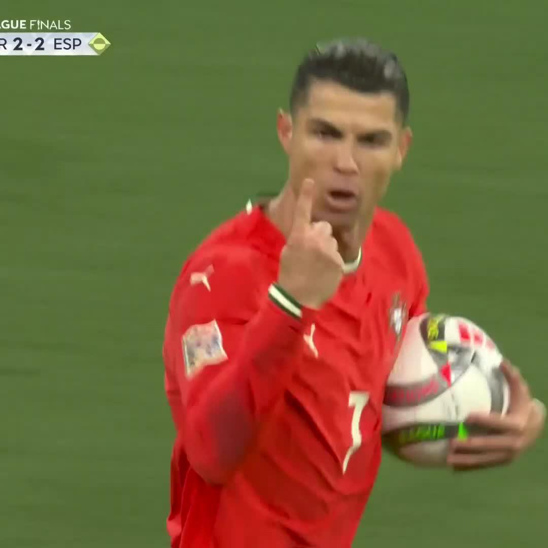 Cristiano Ronaldo scores and the stadium erupts 🔊 For the second time in the game, Portugal draw level. Nuno Mendes at the heart of the attack again 🇵🇹 📺 Stream #NationsLeague on DStv: