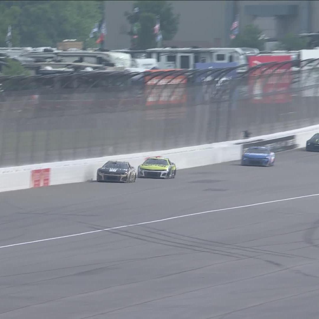 Trouble for the leader! Carson Hocevar is forced to pit!