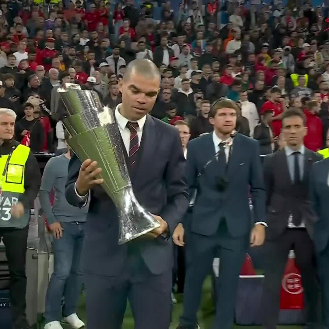 Pepe has the honour of bringing the #NationsLeague trophy onto the field and gets a standing ovation from the Portuguese fans and players 🇵🇹👏