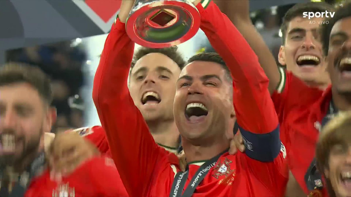 A taça é de Portugal! Capitão Cristiano Ronaldo, 40 anos, ergue o troféu da Liga das Nações!