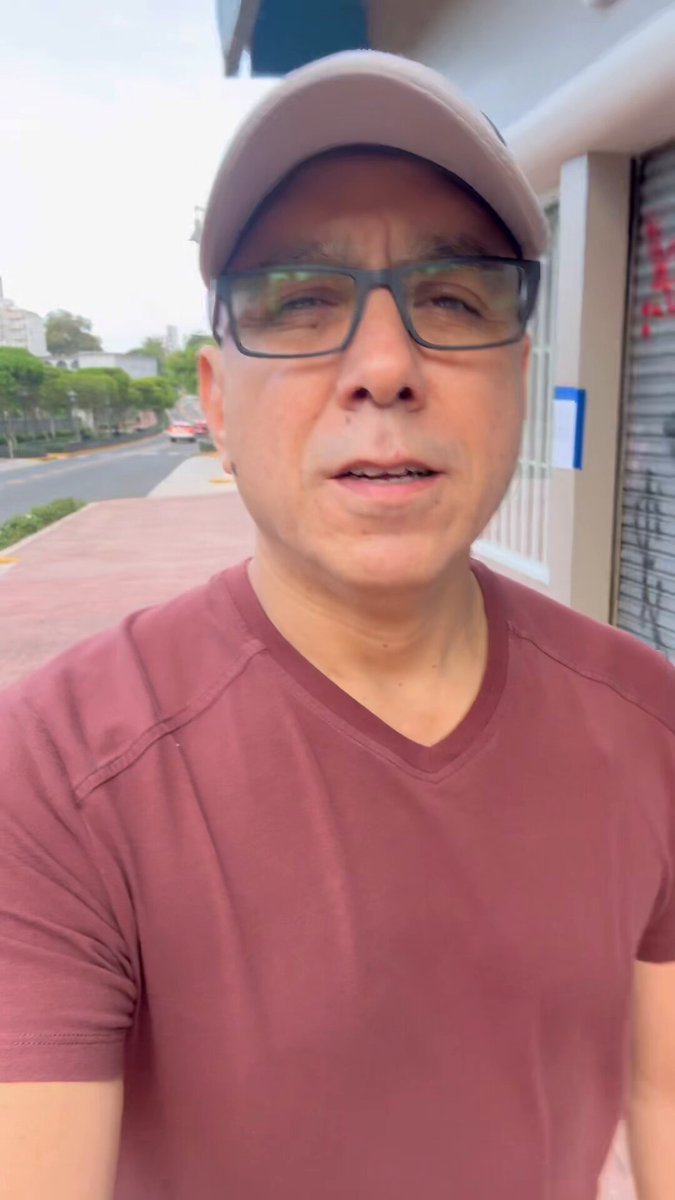 Esto es en una esquina de la Ave. De Diego en Santurce, frecuentada por familias y turistas. Eso NO DEBE quedarse así y deben buscar las 🎥📹 de seguridad de los establecimientos alrededor. Hay hotel, restaurantes, el nuevo Parque de Santurce, familias con sus niños, etc.. Si esto se recoge y no se busca al responsable para que haya consecuencias, haciéndolas públicas, va a repetirse.
