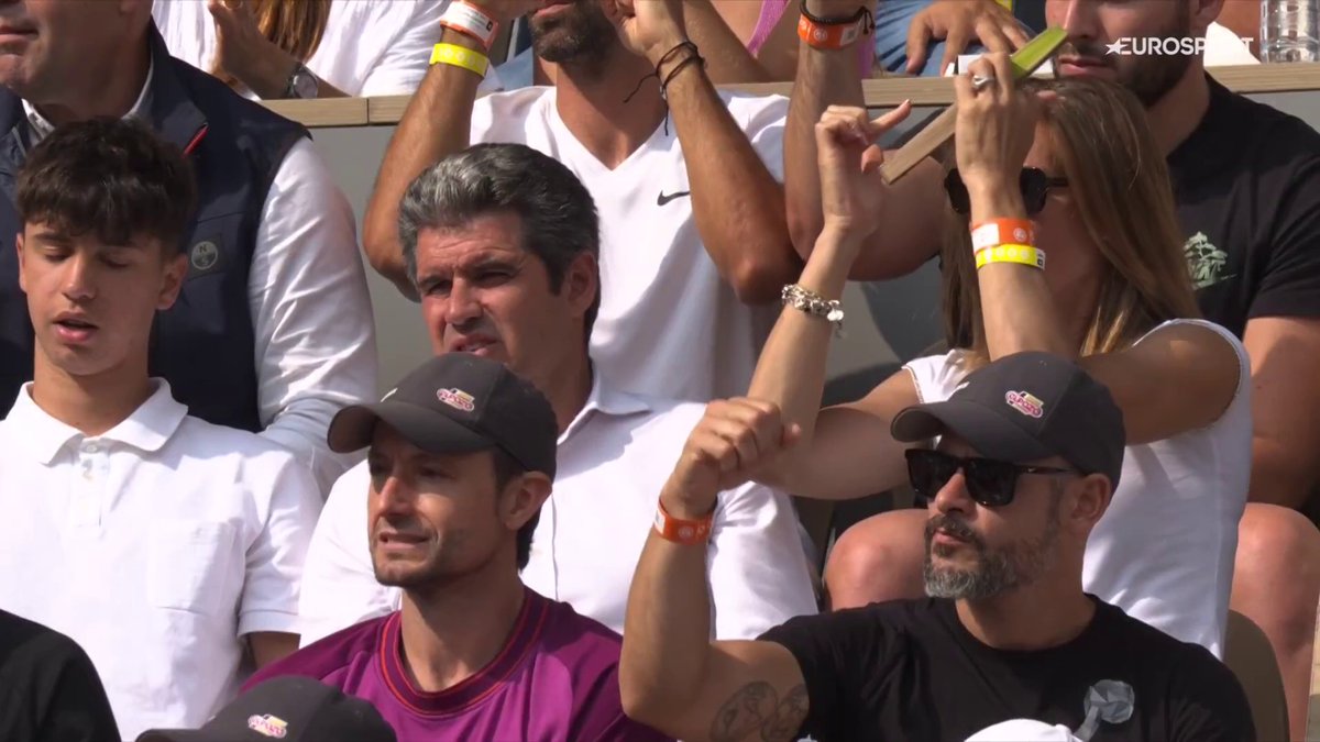 No tiene desperdicio la cara de Carlos cuando asimila que le está dando instrucciones Spike Lee como si fuese Juan Carlos Ferrero.