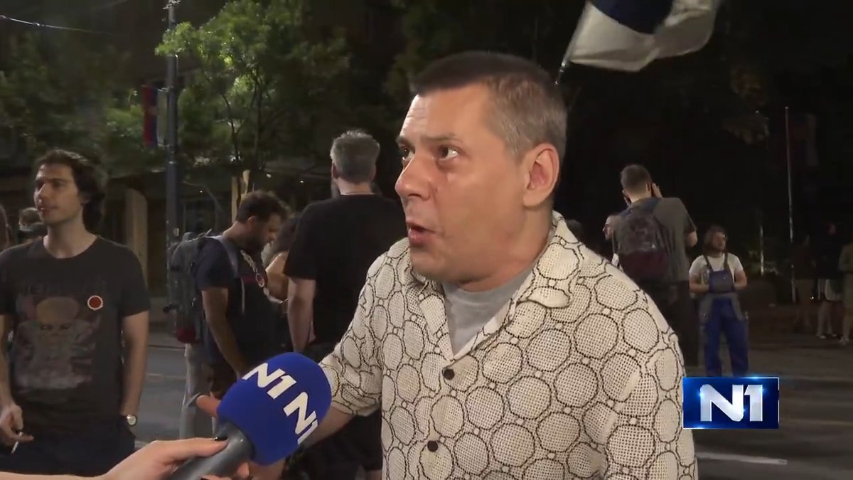 Marko Šelić Marčelo je noćas ispred Predsedništva, gde su se okupili studenti i građani, nakon vesti o rezultatima lokalnih izbora u Kosjeriću i Zaječaru. Svako od nas ima prava da odmori dan ili dva ako mu padne energija, ali onda mora da se vrati u borbu, kaže Marčelo za N1, dodajući da "biramo između slobode i nečega što je vrlo blisko roblju".