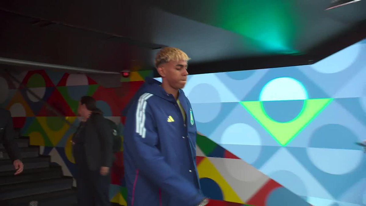 LAS DOS CARAS DE LA MONEDA DEL DUELO GENERACIONAL: mientras CR7 sonreía y festejaba con sus compañeros, Lamine Yamal se iba solo al vestuario. 📺 Toda la #NationsLeague, por #DisneyPlus