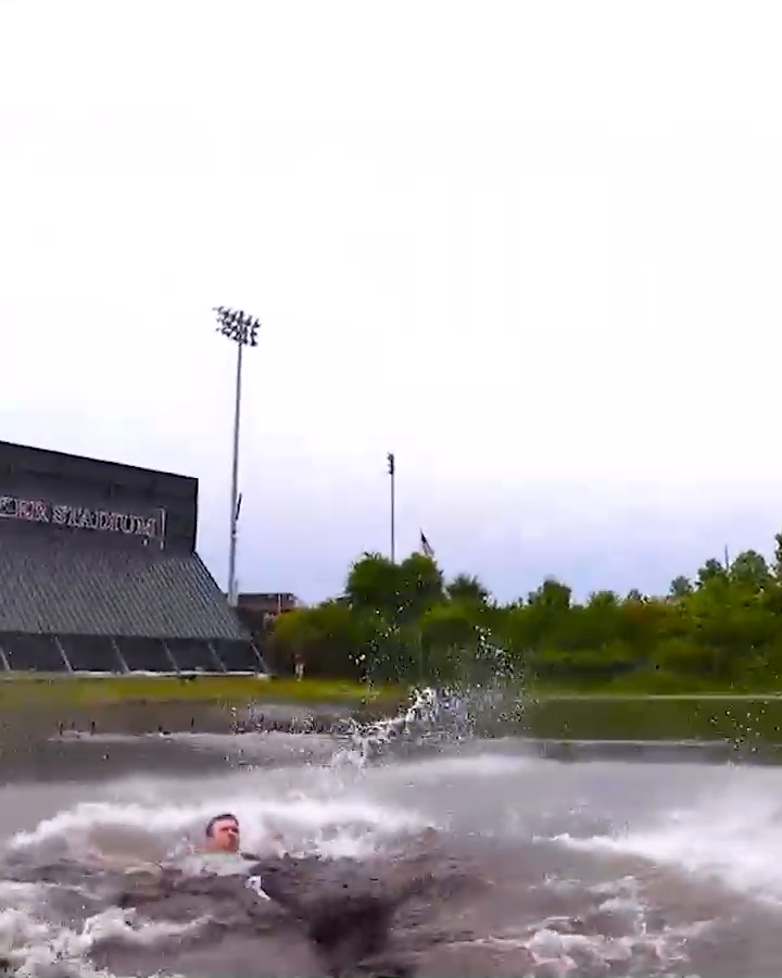 Nothing says advancing to the #MCWS more than a celebratory jump into a pond 🤣 (via Arkansas Baseball)