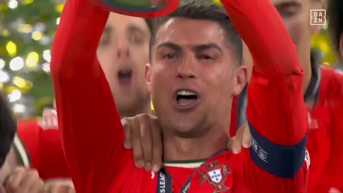 🏆🇵🇹ロナウドのトロフィーリフトの瞬間 ポルトガル代表がUEFAネーションズリーグ優勝