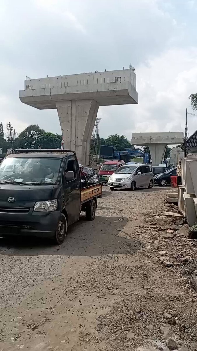 Melihat kondisi terkini Proyek pembangunan Flyover Nurtanio. Flyover tersebut diklaim Untuk mengatasi kemacetan di perlintasan kereta api di Jalan Abdurahman Saleh dan Jalan Garuda, Kota Bandung. Sebelumnya Proyek pembangunan Flyover Nurtanio yg memiliki panjang sekitar 550 meter dan lebar 11 meter ini ditargetkan rampung pada akhir Mei 2025. Namun inilah hasil pantauan tim PRFM saat ini, Senin 9 Juni 2025. Video: Tim Liputan PRFM / Arya Wartadinata