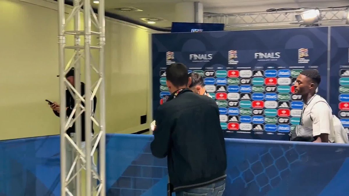 Bruno Fernandes giving the Nations League trophy to Cristiano Ronaldo during his post match presser 🏆😅