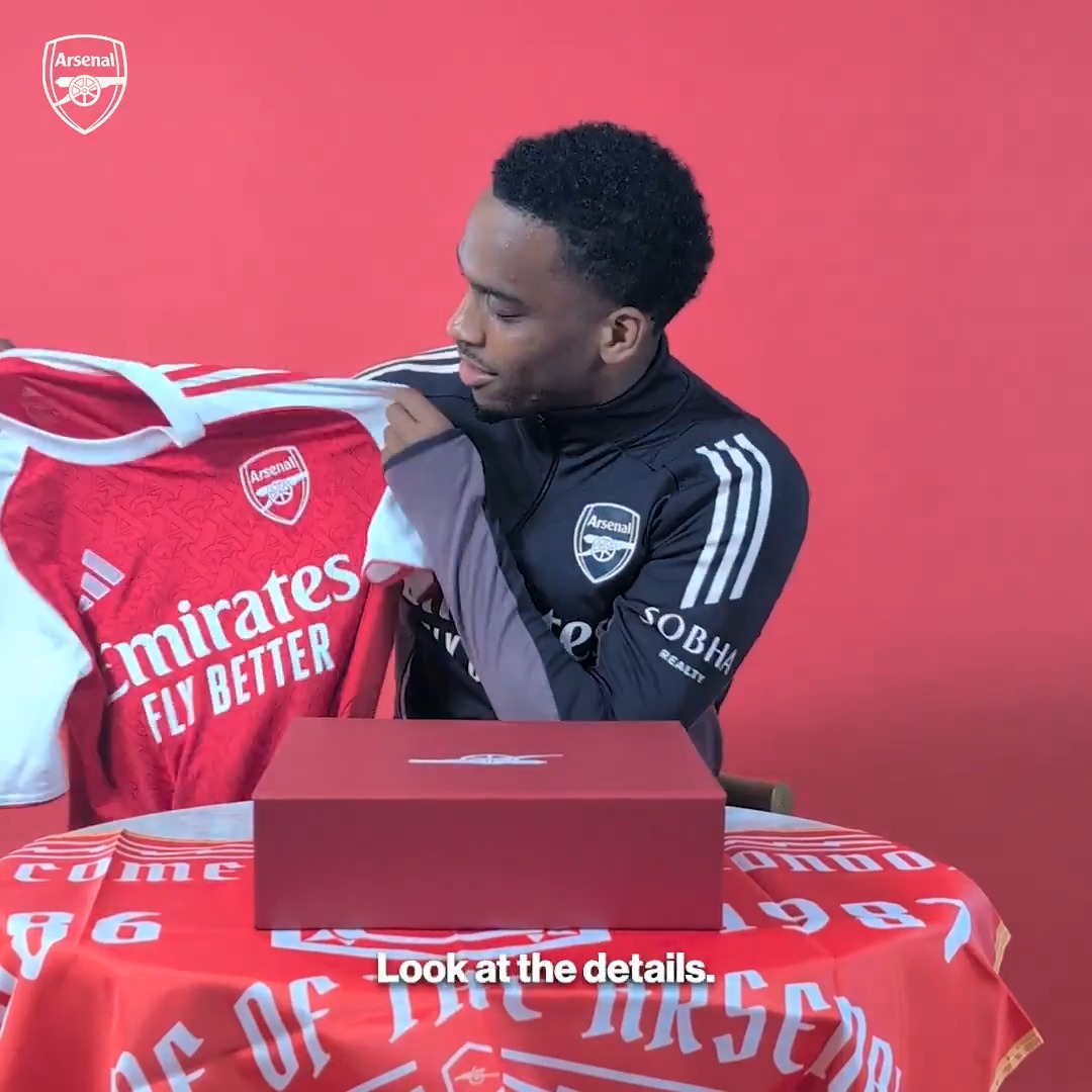 💬 "This is clean!" Jurrien Timber unboxes the new Arsenal x adidas Football 25/26 home kit 🤌