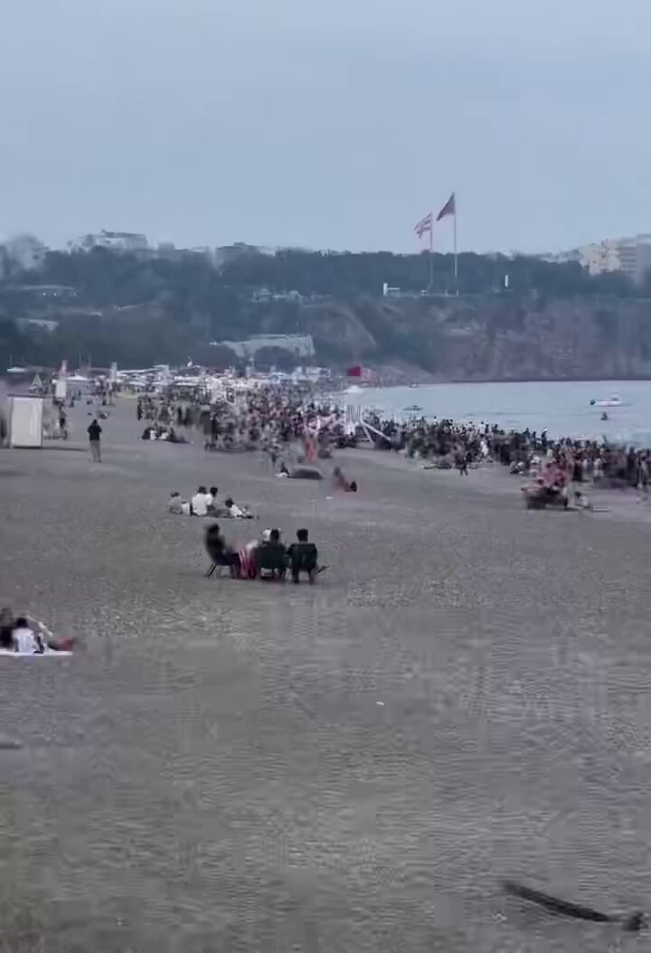 Antalya Konyaaltı Plajı'nın haline bakınca, Paralı Beach'lerin neden olması gerektiği şimdi daha iyi anlaşılıyordur! Önce toplumda eğitim seviyesi ve kültür seviyesini yükseltsinler. Sonra plajları halka açıp Beachleri kaldırırlar sorun yok... Buraya hangi aile çocuklarıyla gidebilir ve rahat rahat tatil yapabilir? Kim eşini kızını alıp tatil yapmak ister böyle bir sahilde? Ücretsiz diye gidip burada denize girmek ister misiniz? Resmen pislik içinde... Kimsenin kişisel alana saygı duyduğu yok. Herkes dip dibe girmiş, kimin ne olduğu belli değil... #Antalya #Konyaaltı #Tatil #Muğla #Bodrum #Marmaris